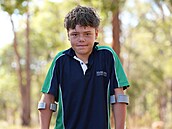 T�ináctiletý Austin Appelbee plaval n�kolik hodin, aby p�ivolal pomoc poté, co...