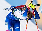 Biatlon, smí�ená �tafeta. Markéta Davidová z �eska v tém�� v cíli (8. února...