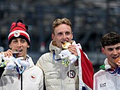 Zlatý medailista Sander Eitrem z Norska slaví na stupních vít�z� po boku...