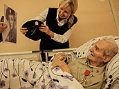 Francouzský velvyslanec Stéphane Crouzat p�edal spole�n� se zástupci armády a...