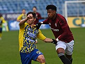 Spar�anský k�ídelník John Mercado se sna�í dostat p�es zlínského Michala Fukalu.