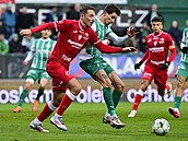 Pardubický obránce Simon Bammens se sna�í zastavit úto�nou akci Bohemians.