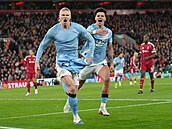 Úto�ník Manchesteru City Erling Haaland slaví gól do sít� Liverpoolu.