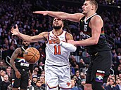 Jalen Brunson (11) z New York Knicks v zápase s  Denver Nuggets, zastavuje ho...