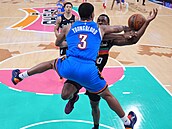 Chris Youngblood (3) z Oklahoma City Thunder v zápase se San Antonio Spurs...