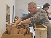 P�íprava balí�k� pro lidi v nouzi v Potravinové bance v Hradci Králové.