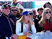 Zdrcení ameri�tí fanou�ci sledují, jestli je Lindsey Vonnová po pádu v po�ádku.