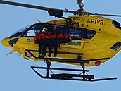 Vrtulník transportuje zran�nou Lindsey Vonnovou ze sjezdovky v Cortin�.