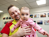 Léka� Ond�ej Mr�ávek se zachrán�nou hol�i�kou