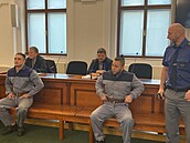 Na lavici ob�alovaných usedli dva v�zni, Mário S. a Václav N. (zleva). Státní...