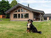 D�m i se zahradou je pod neustálým dohledem fenky bernského sala�nického psa,...