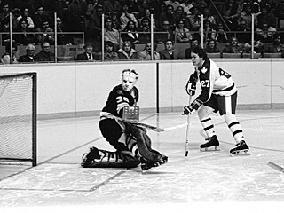 7. února 1976 Darryl Sittler (27) �esti brankami a �ty�mi asistencemi za�ídil v...