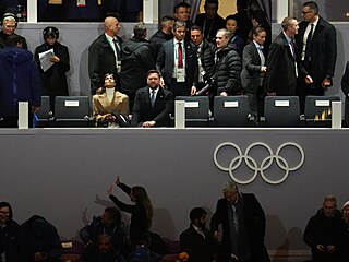 Viceprezident USA JD Vance s man�elkou �ekají na zahájení olympijského...