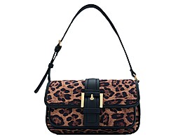Men�í kabelka s velkorysou sponou p�itáhne snadno pozornost. Cena 449 K�