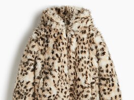 Krátký ko�í�ek je z vysokého ply�e a má praktickou dvouvrstvou kapuci a skrytý...