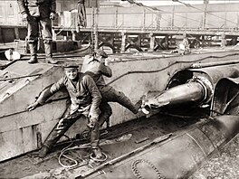 První sv�tová válka ukázala nutnost del�ích opera�ních plaveb. To znamenalo, �e...