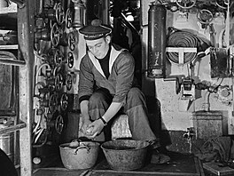 Námo�ník francouzské ponorky Casablanca �krábe brambory. Strava na ponorkách...