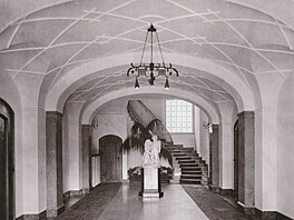 Vstupní hala vily se sochou od Antonia Tantardiniho. Snímek pochází asi z 20....