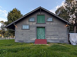 Ateliér stodola z roku 1913: malá a jednoduchá farmá�ská stavba, p�vodn�...