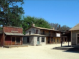 První filmová studia vznikala v Los Angeles v p�estav�ných stodolách a...