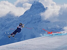 Pád Lindsey Vonnové na trati olympijského sjezdu v Cortin�. (8. února 2026)