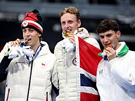 Nejlep�í rychlobrusla�i závodu na 5000 metr�: uprost�ed vít�zný Sander Eitrem,...