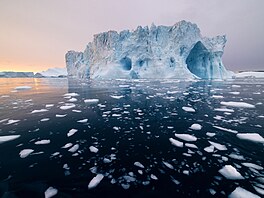 Impozantní ledovou kru plující ve vodách Ilulissatu zachytila p�edloni v srpnu...