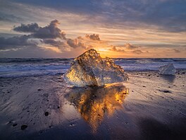 Fragment ledu osv�tlený sluncem na slavné �erné Diamantové plá�i na Islandu.