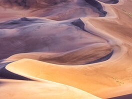 Nezapomenutelný východ slunce v národním parku Great Sand Dunes v Coloradu v...