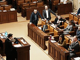 Druhým dnem pokra�uje mimo�ádná sch�ze Sn�movny k hlasování o ned�v��e vlád�...