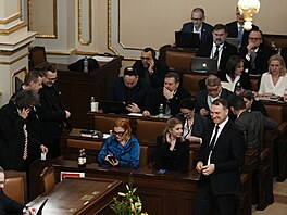 Pokra�uje mimo�ádná sch�ze Sn�movny k hlasování o ned�v��e vlád� premiéra...