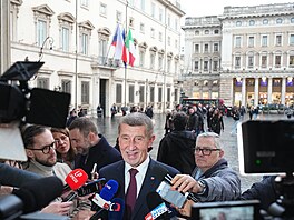 Tisková konference Andreje Babi�e v Itálii. Tam nav�tívil italskou premiérku...