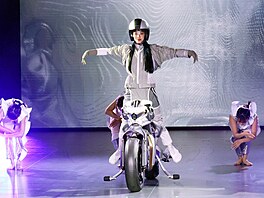 Yamaha do modelového konceptu integrovala i haptické rozhraní, které fyzicky...