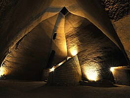 Hloubení v tufové hornin�, stavba cihlových p�eklad�, zabezpe�ení vstup�,...