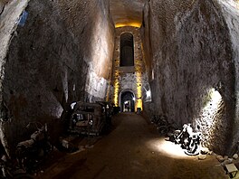 M�lo poslou�it jako dvoucestné vedení. Jednak pro vojenské posily, které mohly...