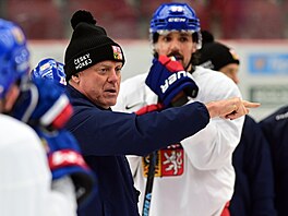 Trenér Radim Rulík dává pokyny na tréninku reprezentace p�i kempu p�ed...