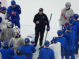 Americký kou� Mike Sullivan dává pokyny na tréninku.