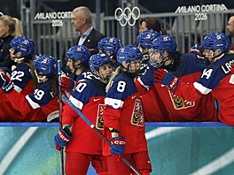 Tereza Pi�t�ková slaví se spoluhrá�kami gól proti Finsku.