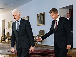Premiér Andrej Babi� dorazil na sch�zku s prezidentem Petrem Pavlem na Pra�ský...