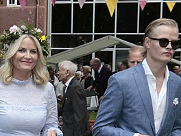 Neobvyklý kontext. Je to p�íb�h tradic, t�ídní p�íslu�nosti, stavovských hranic...