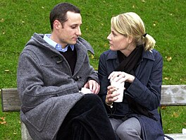 Byla jako doma na house parties, nevyhýbala se drogám. A m�la dít�. Jeho otec...