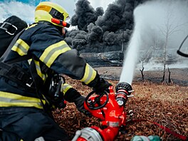 Hasi�i na míst� pracovali n�kolik dní v kuse, uniklý benzen ohrozil i okolní...