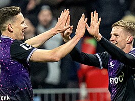 Slávisté Provod a Zima slaví gól do sít� Pardubic.