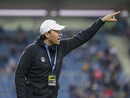Trenér �enského fotbalového klubu 1. FC Slovácko Petr Vlachovský