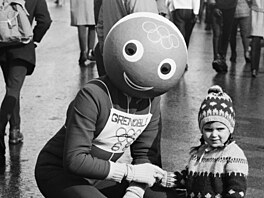 Maskot zimních her v Grenoblu dostal jméno podle ly�a�ského postoje �schuss�....