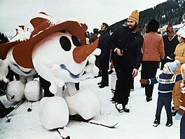 Sn�hulák Schneemandl s typickým �erveným tyrolským kloboukem symbolizoval...