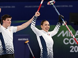 Curle�i Vít Chabi�ovský a Julie Zelingrová v souboji s Norskem. (8. února 2026)