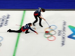 Curle�i Vít Chabi�ovský a Julie Zelingrová v souboji s Estonskem. (9. února...