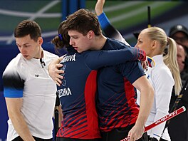 Curle�i Vít Chabi�ovský a Julie Zelingrová v souboji s Estonskem. (9. února...