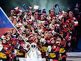 Slavnostní zahájení XXV. zimní olympiády v Itálii. Vlajkono�em �eska je...